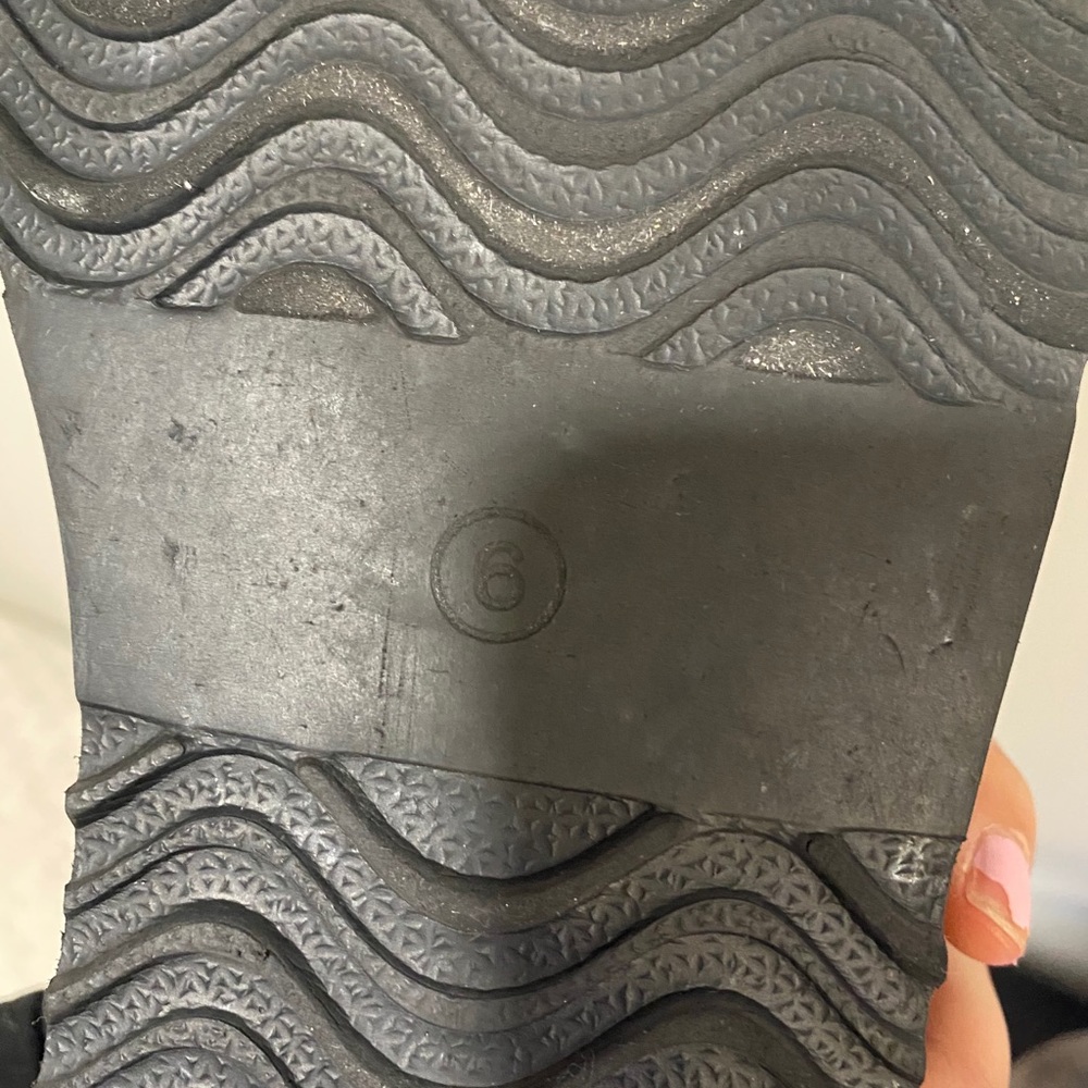 Ugg Slipper - image 4